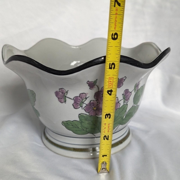 Vintage Scalloped White Painted Purple Flowers Design Planter Pot Chinoiserie - Picture 5 of 8